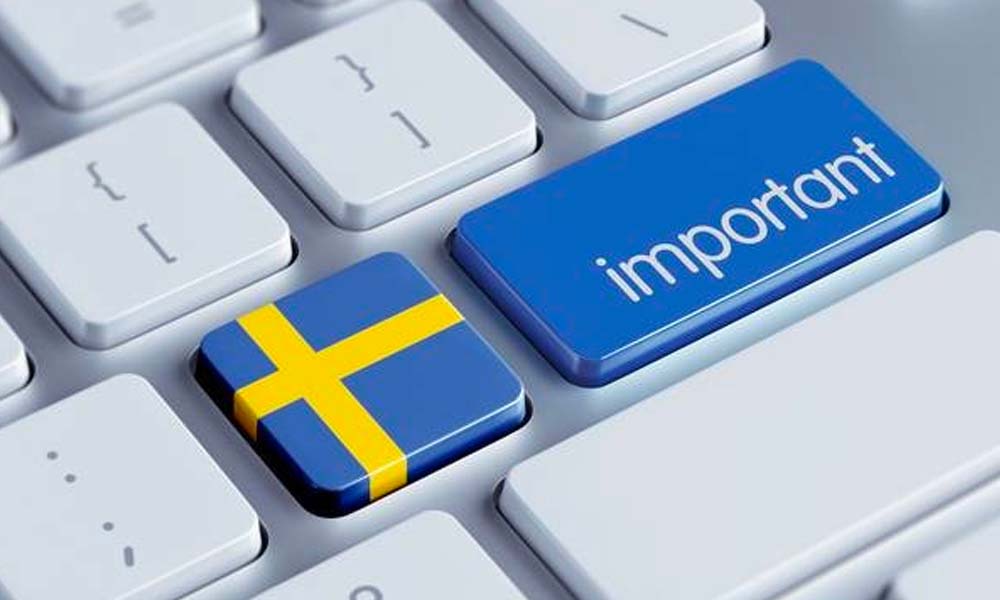 Ett datortangentbord med en blå "spelare som väljer utländska casinon"-tangent bredvid en nyckel med Sveriges flagga.