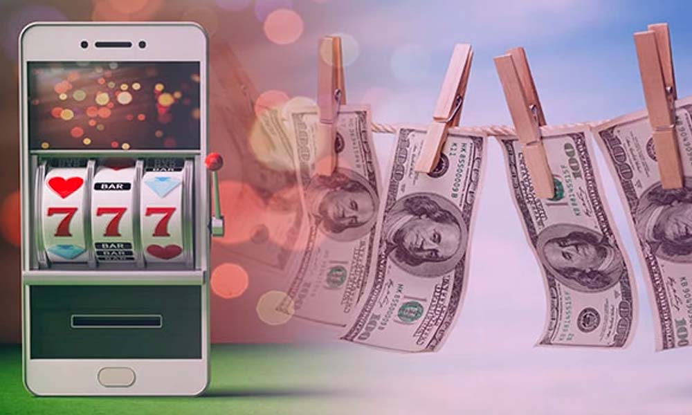 Mobilcasinokoncept överensstämmer med EU:s nya spelreglering, med en smartphone som visar en spelautomatvinst och pengar hängde på klädnypor, vilket tyder på vinst eller vinst på onlinespel.