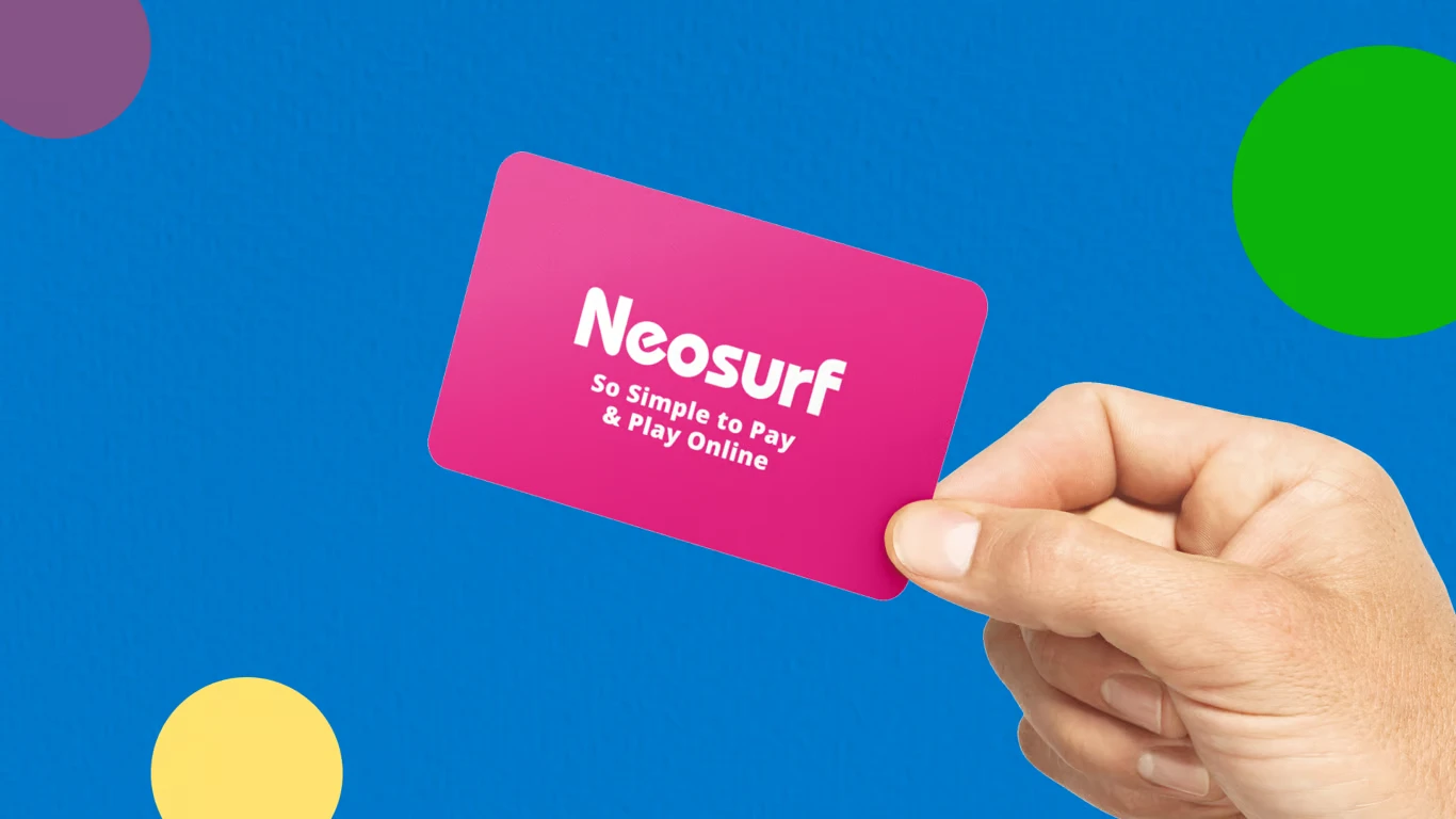 En hand håller ett Neosurf Casino Utan Svensk Licens betalkort mot en blå bakgrund med färgglada cirklar.