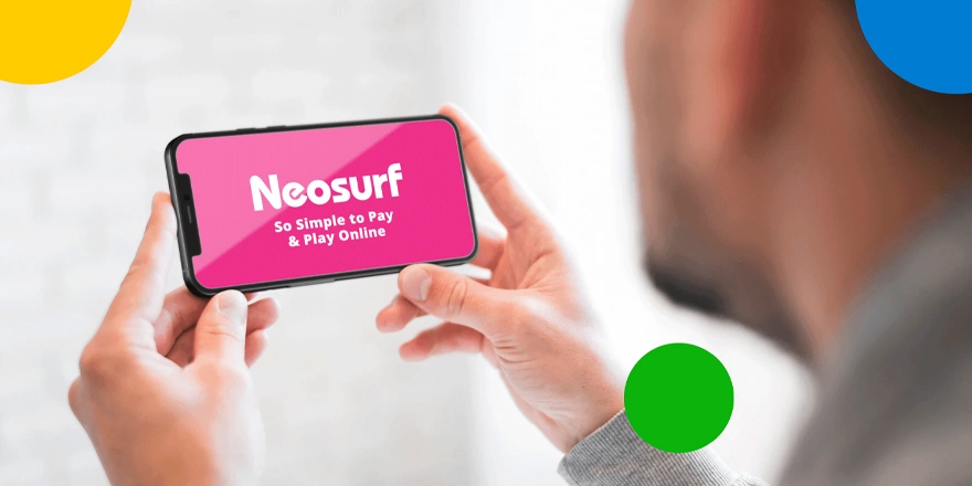 Utforska Världen av Neosurf Casino Utan Svensk Licens 2 Man som håller en smartphone som visar annons för Neosurf Casino Utan Svensk Licens.